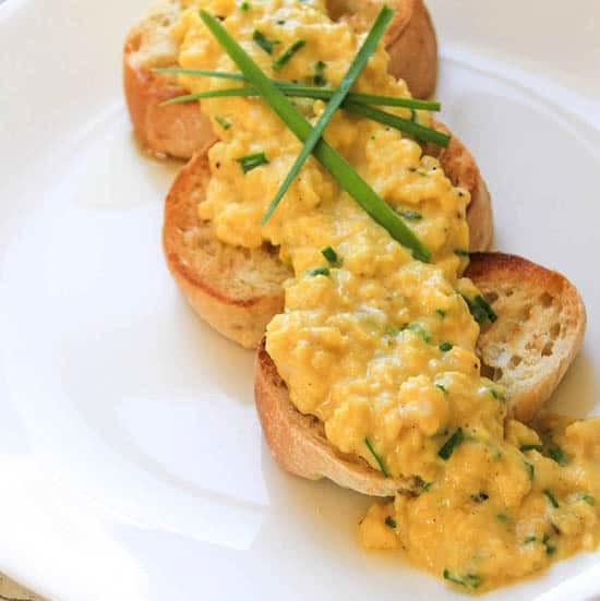 Creamy French style scrambled eggs-Oeufs Brouilles